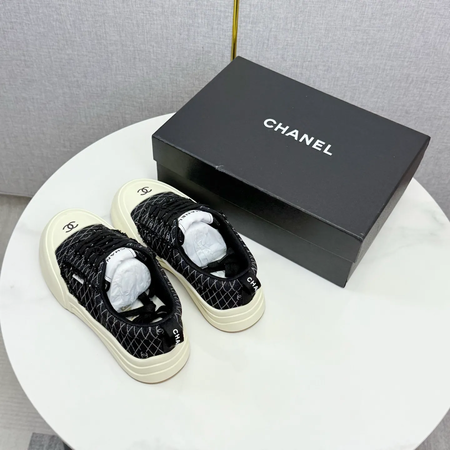 👟👟Ex-factory price 600👟👟Chanel Panda Shoes! 2025 counter's top casual sports shoes, this classic design; the upper is in the style of electric embroidery with various techniques; the outsole is fashionable and sporty; the unusual inclusion of a variety of color matching elements... The diversified mix and match is very good-looking and versatile, and can be used for leisure, fashion, sports, and outdoor... ꫛꫀꪝ Go➫ Materials: ❶Upper made of: original imported first-layer silk cowhide + original version waterproof cloth + original first-layer cowhide ❷Inner lining: Original Yangli+wang ❸ Outsole based on: Original TPU combination outsole Counter boutique packaging complete set for women 35–41